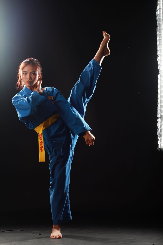 Practicante ficticio de Vovinam realizando una técnica de pierna