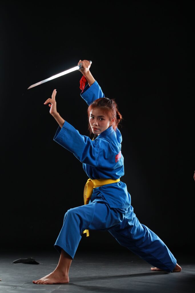 Practicante ficticia de Vovinam en posición técnica