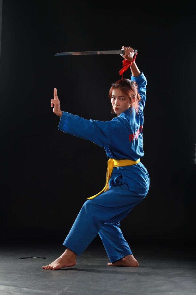 Practicante ficticia de Vovinam con sable tradicional