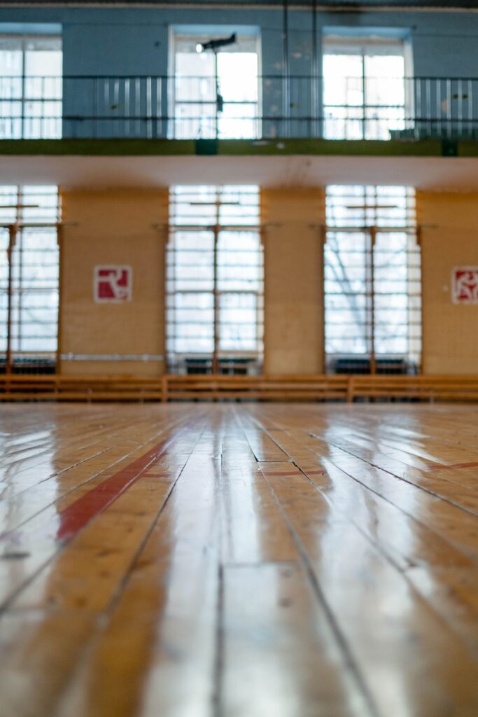 Sala deportiva interior preparada para entrenamiento